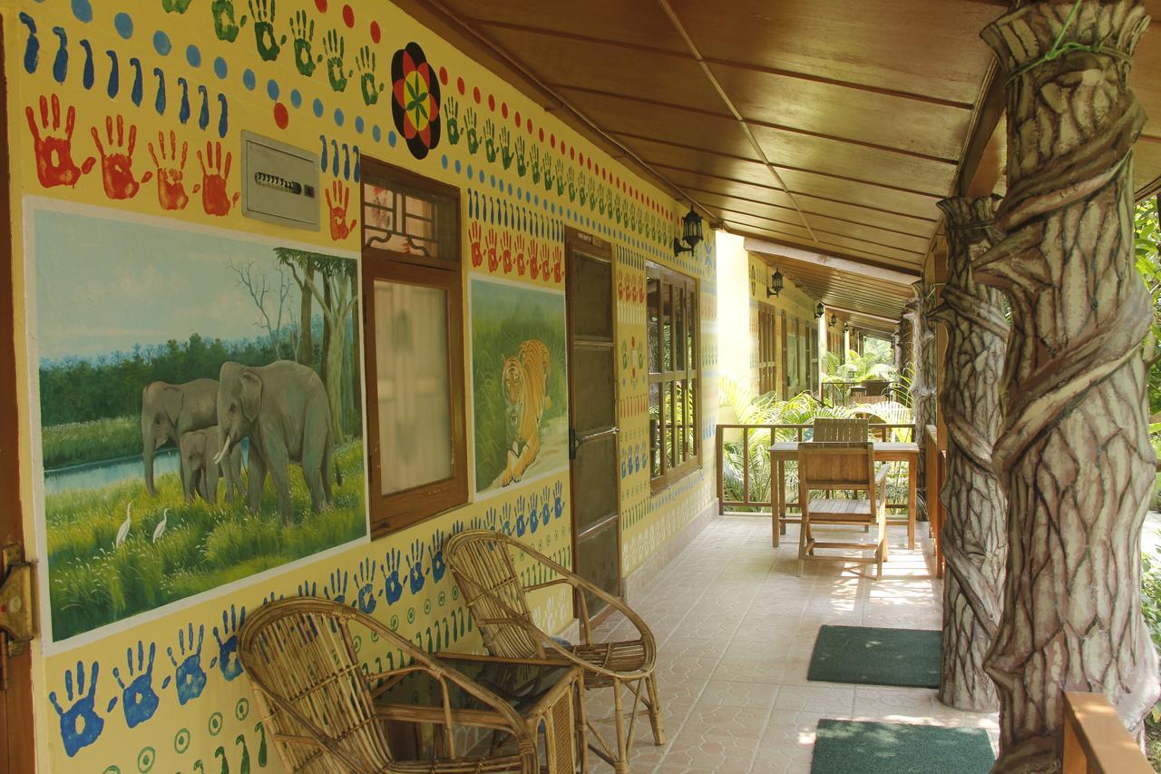 Rhino Land Jungle Lodge Sauraha Exterior foto