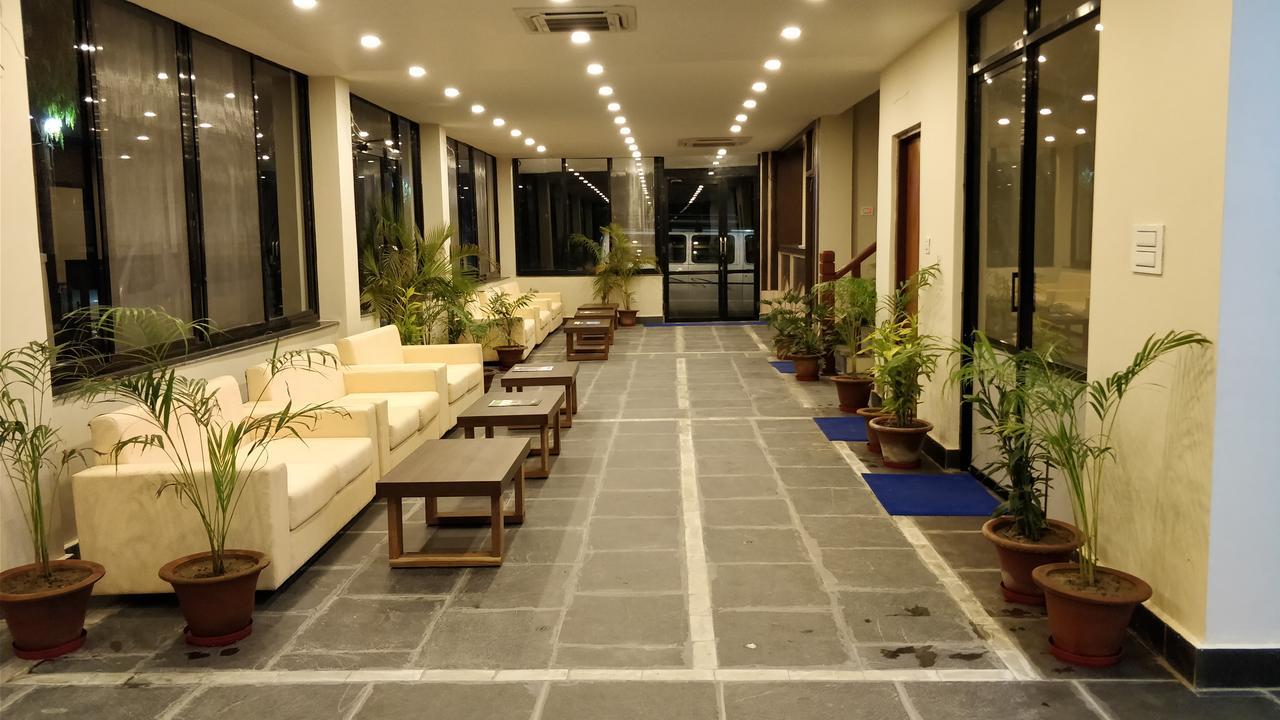 Rhino Land Jungle Lodge Sauraha Exterior foto