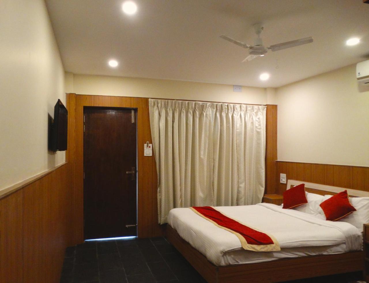 Rhino Land Jungle Lodge Sauraha Exterior foto
